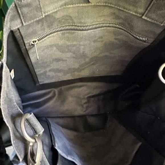 Designer Quilted Koala canvas tote with detachable crossbody strap! 💀Skull/Camo - Picture 5 of 8